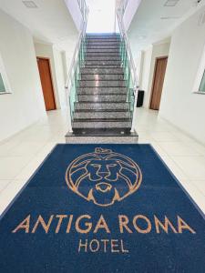 贝伦Hotel Antiga Roma的大楼内一家反瓜罗马旅馆的一个标志