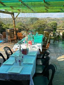马加利斯堡Mahikeng Lodge的一张长桌子,配有蓝色的桌椅