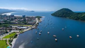 伯迪亚哥Casa individual aconchegante - Rio da praia - Bertioga的海港的空中景色,水中有船只