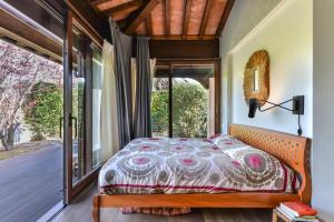坎波内莱尔巴Villa Chiuso Torto的一间卧室设有一张床和一个大窗户