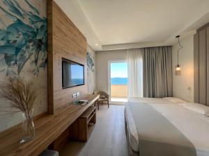 利沃诺雷克斯酒店的酒店客房设有一张大床和一台电视。