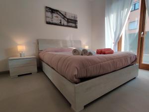 阿科Casa Vacanze Calzà的一间卧室配有一张带两个枕头的床