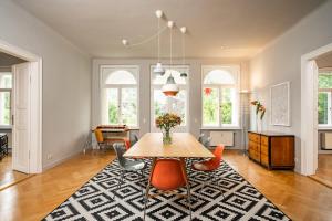 德累斯顿Villenwohnung Dresden Loschwitz的一间带桌椅的用餐室