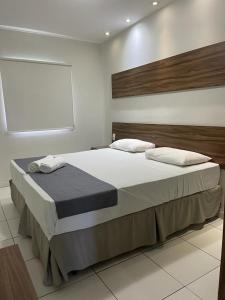 马塞约Hotel Pousada Alagoana的一间卧室,卧室内配有一张大床