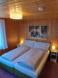 塞利斯贝格Hotel Tell的一间卧室,配有一张带熊照片的床