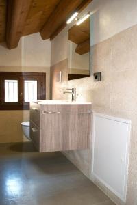 维托里奥·威尼托Residence Porta Della Muda的一间带水槽和卫生间的浴室