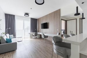 迪拜Revelton Apartment One Residence的客厅配有沙发和桌椅