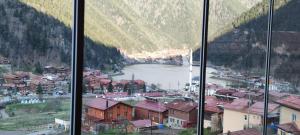 ÇaykaraHelen Suit的透过窗户可欣赏到城镇和河流的景色