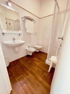 马泰拉西班牙塔农家乐的一间带水槽、卫生间和镜子的浴室