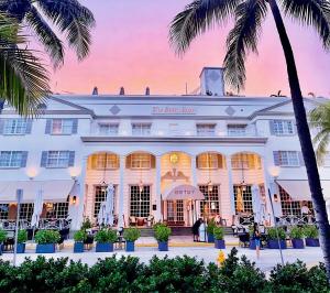 迈阿密海滩南海滩贝特西酒店的一座棕榈树建筑