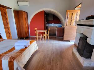 莫奈姆瓦夏利特提斯托旅馆的客房设有一张床和一个带壁炉的厨房