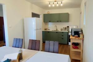 米茨佩·拉蒙Desert Breeze的厨房配有绿色橱柜和白色冰箱