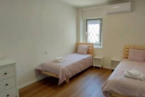 米茨佩·拉蒙Desert Breeze的一间卧室设有两张床和窗户。