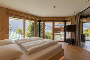 奇勒谷地拉姆绍Chalet Residenz Zillertal Mühlermoos的一间卧室设有三张床和大窗户