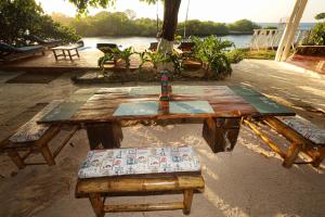 格兰德岛Isla Mulata, Islas del Rosario的一张带两个长椅的木餐桌