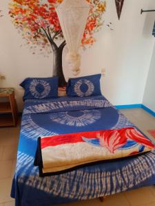 索蒙Al Jannah的一间卧室配有两张床,后面是一棵树