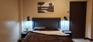 科罗尔Paradise Comfort的一间卧室配有一张带2个床头柜的大床