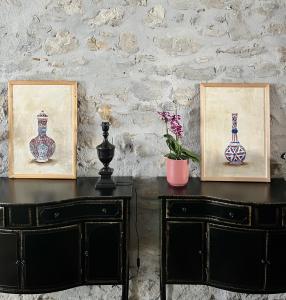卡尔卡松LA COUR CARREE的一张桌子上放着两张照片和两瓶花