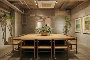 金泽Korinkyo的一间带木桌和椅子的用餐室