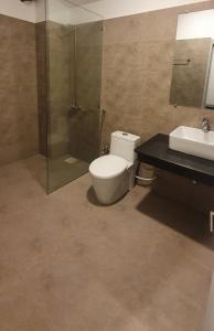 伊斯兰堡MUDAN hotel and suite的浴室配有卫生间、淋浴和盥洗盆。