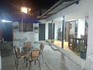 萨兰托Hostal Villa del Sol的一间用餐室,在房间内配有桌椅