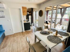 比奥格勒·纳·莫鲁Brand New Mobile House - Soline Beach的用餐室以及带桌椅的起居室。