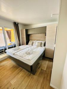 比奥格勒·纳·莫鲁Brand New Mobile House - Soline Beach的一间卧室,卧室内配有一张大床