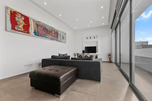 Ayios DhometiosGlabur Stays - The Luxurious 3 BDR - Cozy apt Newly Renovated, Nicosia City的带沙发和电视的客厅