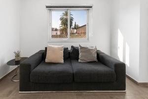 Ayios DhometiosGlabur Stays - The Luxurious 3 BDR - Cozy apt Newly Renovated, Nicosia City的客厅设有一张沙发,配有窗户