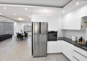Ayios DhometiosGlabur Stays - The Luxurious 3 BDR - Cozy apt Newly Renovated, Nicosia City的带冰箱的厨房和用餐室
