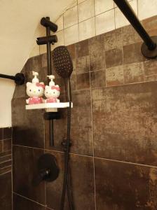 伊莫拉La tana di Topolino的架子上有一个淋浴,上面有三个猫猫像