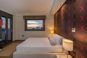阿纳维索斯Luxurious 4bd Villa with outstanding view的一间卧室设有一张大床和一个窗户。