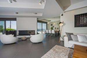 阿纳维索斯Luxurious 4bd Villa with outstanding view的带沙发和壁炉的客厅
