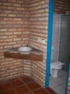 雷东达奥琳达旅馆 的砖墙内带水槽的浴室