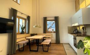 阿尔恩布鲁克Bayerwald Chalet Kaitersberg mit Sauna, Sonnenterrasse und Garten的一间厨房,里面配有桌椅