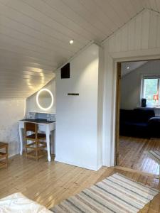 BurträskTrevlig stuga/gårdshus med egen parkering的客厅配有白色门和书桌