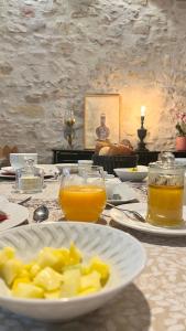 卡尔卡松LA COUR CARREE的一张桌子,上面放着一盘食物和两杯橙汁