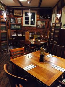 林德赫斯特The New Forest Inn的用餐室配有木桌和椅子