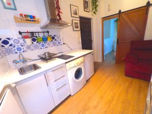 塞维利亚Apartamento para 3 en pleno centro de Sevilla的厨房配有水槽和洗衣机