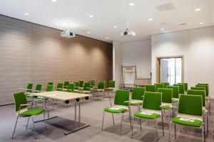 卡尔斯鲁厄IntercityHotel Karlsruhe的一间会议室,配有绿色的椅子和桌子