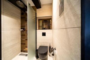 阿姆斯特丹Mister Highland Hotel的一间带黑色卫生间和淋浴的浴室