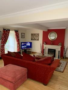 拉伊Stunning 2-Bed cottage Rye East Sussex的带沙发和电视的客厅
