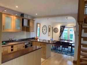 拉伊Stunning 2-Bed cottage Rye East Sussex的一间带木制橱柜的厨房和一间用餐室