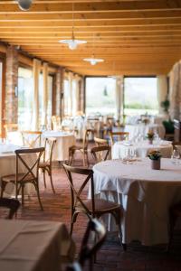 波佐伦戈Fenil Conter Cottage & Suite的餐厅配有桌椅和白色桌布