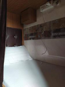孟买SD Hostel AC Deluxe的卧室配有白色的床
