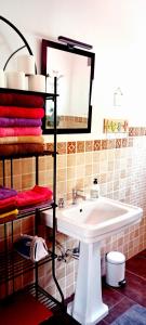 维拉韦德Casa Yahshua的浴室配有盥洗盆、镜子和毛巾