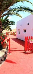 维拉韦德Casa Yahshua的一个带红色椅子的庭院和粉红色的建筑