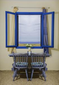 林都斯瓦索斯公寓的坐在窗前的一对椅子