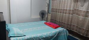 达卡Kompass Homestay - Affordable AC Room With Shared Bathroom in Naya Paltan Free WIFI的客房设有两张床、风扇和窗户。