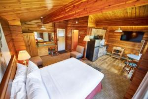 贾斯珀亚斯普尔别墅酒店的小木屋内带白色沙发的客厅